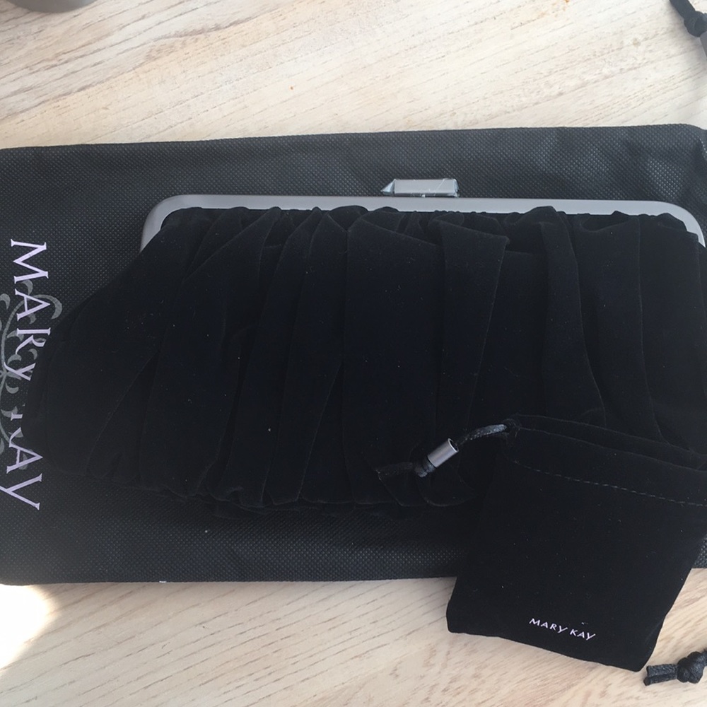 NEW Mary Kay Black Velvet Purse with compact